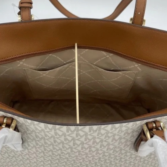 MICHAEL KORS GILLY LARGE DRAWSTRING SHOULDER TOTE VANILLA SIGNATURE COLOR NWT - Picture 7 of 13